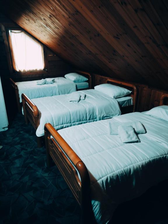 Postel nebo postele na pokoji v ubytování Guest House Astrit Villi