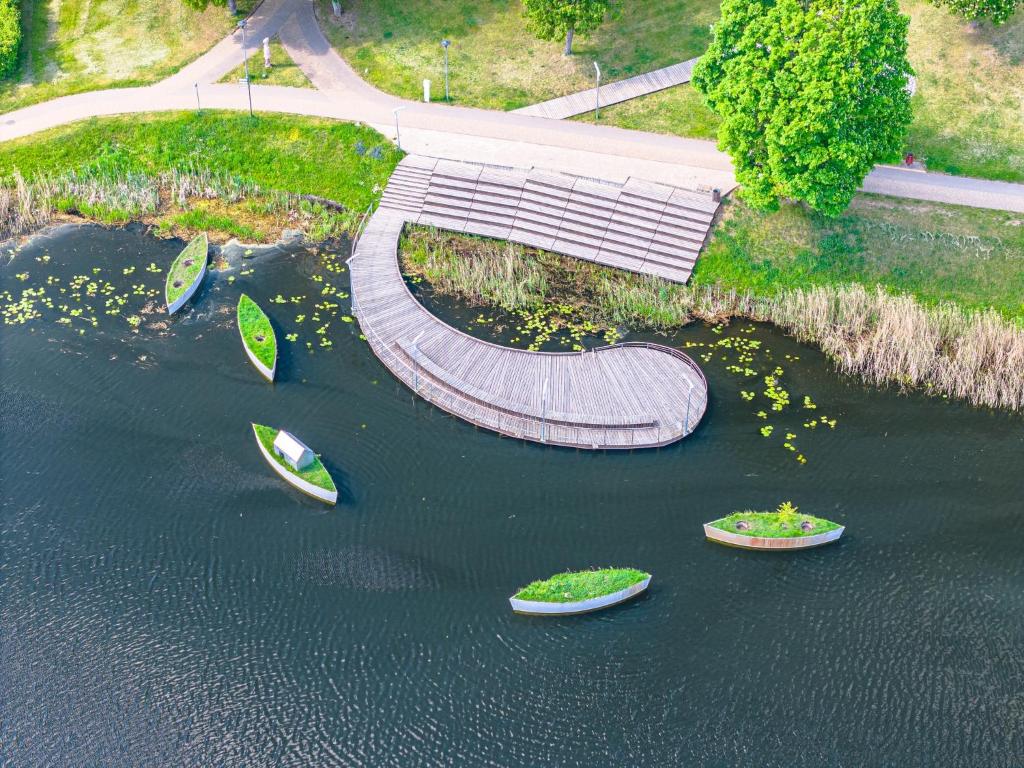 Výhled na řeku, která protéká v blízkosti hotelu