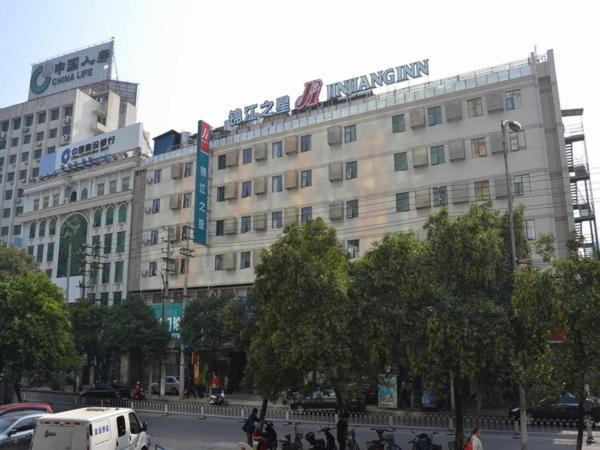 un grand bâtiment avec un panneau en haut dans l'établissement Jinjiang Inn Nanchang Bayi Square Yongshu Road, à Nanchang