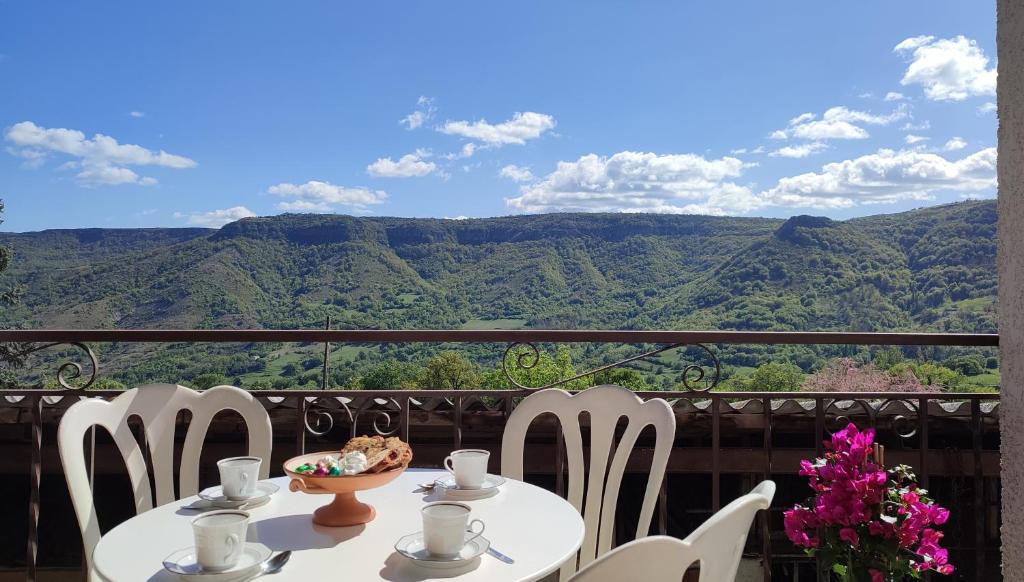d'une table et de chaises avec vue sur les montagnes. dans l'établissement Gîte de l'Aubespy, à Saint-Pierre-la-Roche