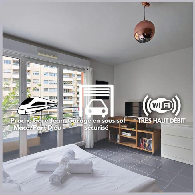 une chambre avec un lit blanc et une fenêtre dans l'établissement bnbgônes - Le cosy SAINT LOUIS - METRO JEAN MACE ET SAXE GAMBETTA, à Lyon