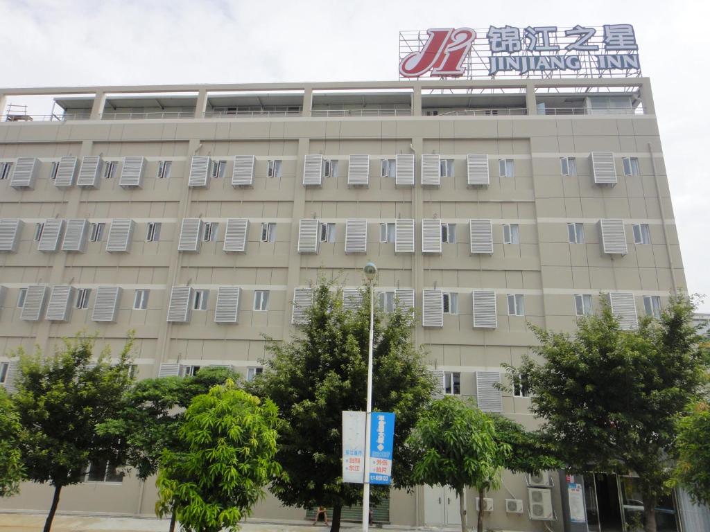 un edificio con un cartel encima en Jinjiang Inn Xiamen North Railway Station Jiageng Sports Stadium, en Xiamen