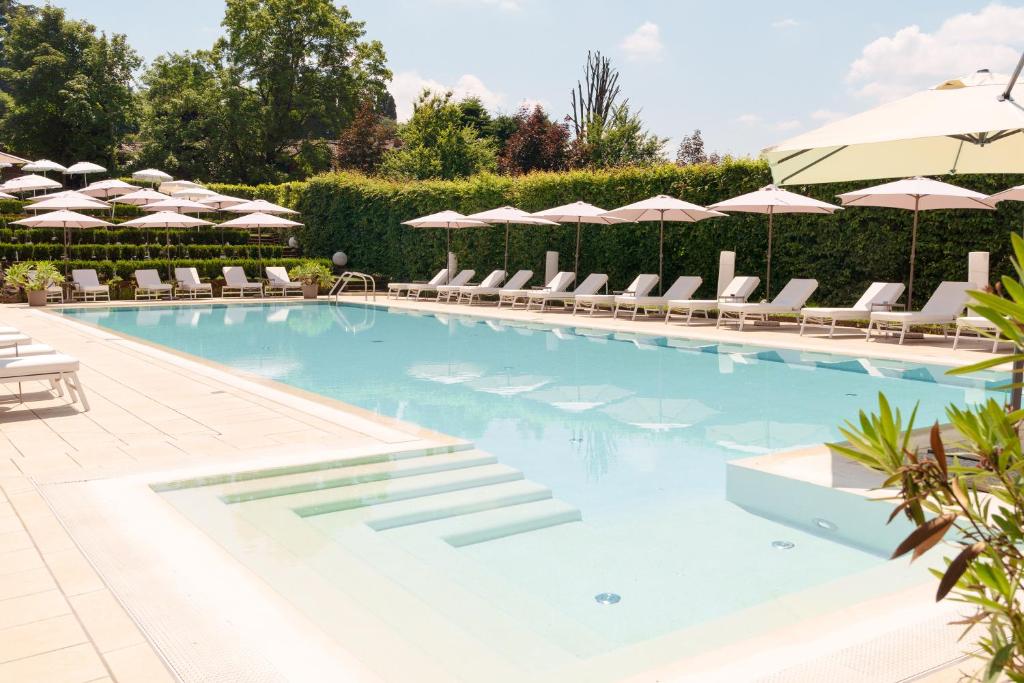 Bazén v ubytování Red's Redaelli Hotel nebo v jeho okolí