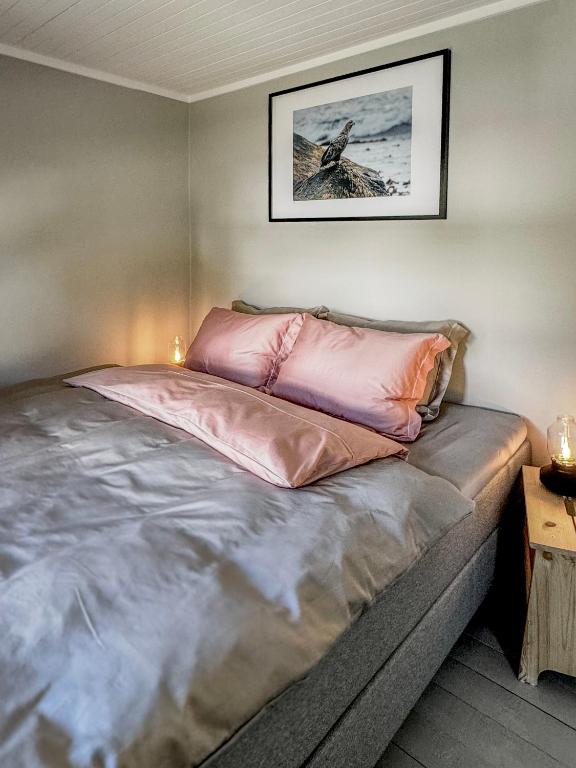 Кровать или кровати в номере Husly Reine - your home with Reinebringen view