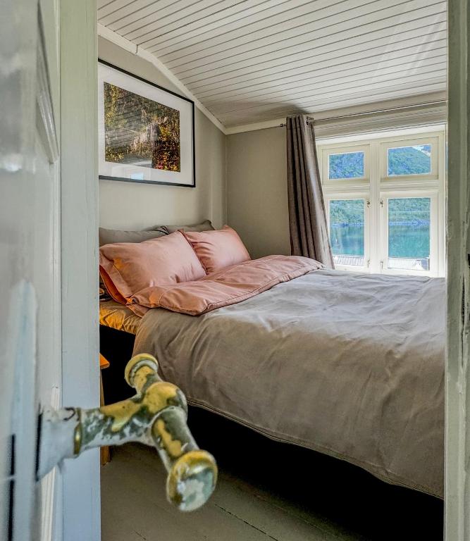 Кровать или кровати в номере Husly Reine - your home with Reinebringen view