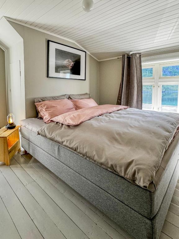 Кровать или кровати в номере Husly Reine - your home with Reinebringen view