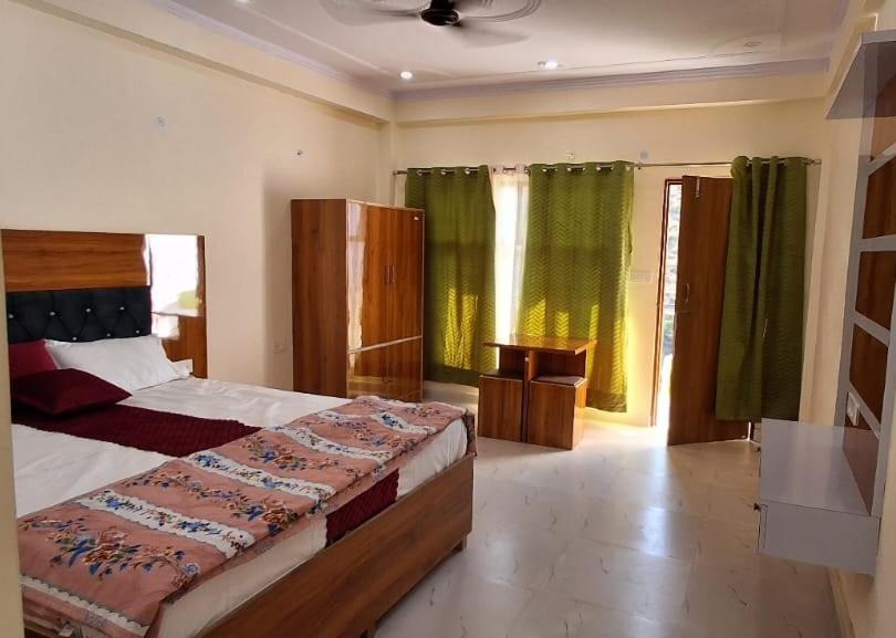 Postel nebo postele na pokoji v ubytování Parvatiya Homestay