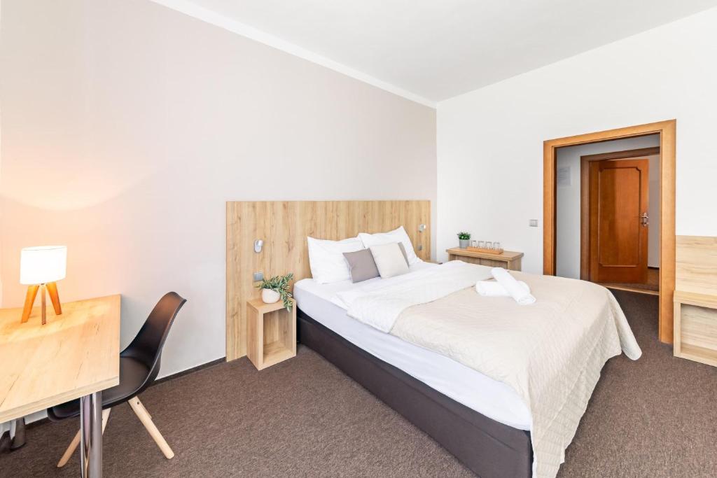 Postel nebo postele na pokoji v ubytování Hotel Sněžné