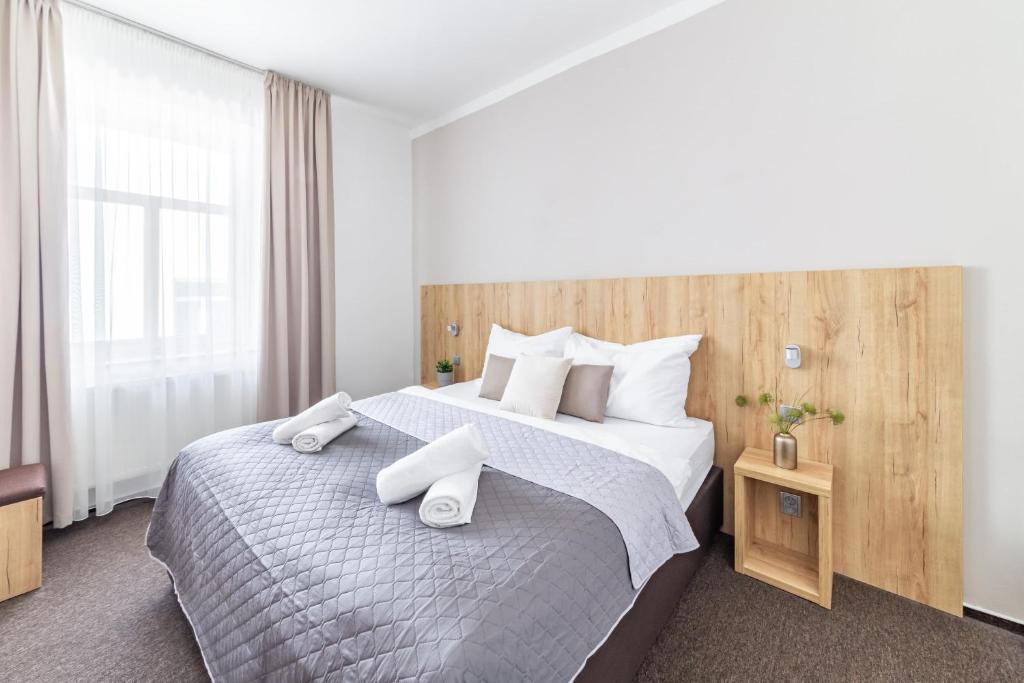 Katil atau katil-katil dalam bilik di Hotel Sněžné