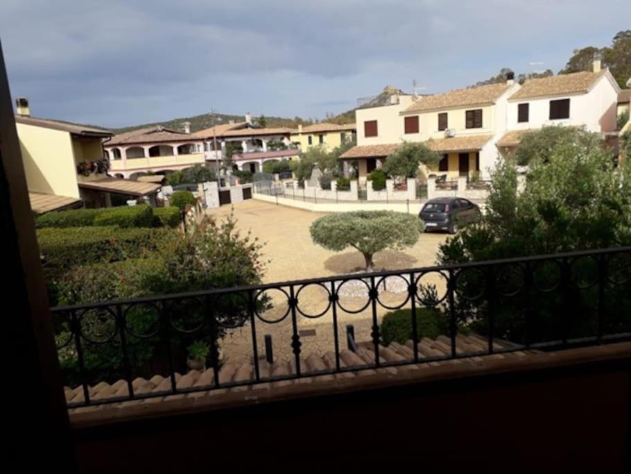 Un balcón con vista a un estacionamiento. en Casa Costa Rei Villasimius, en Olìa Speciosa