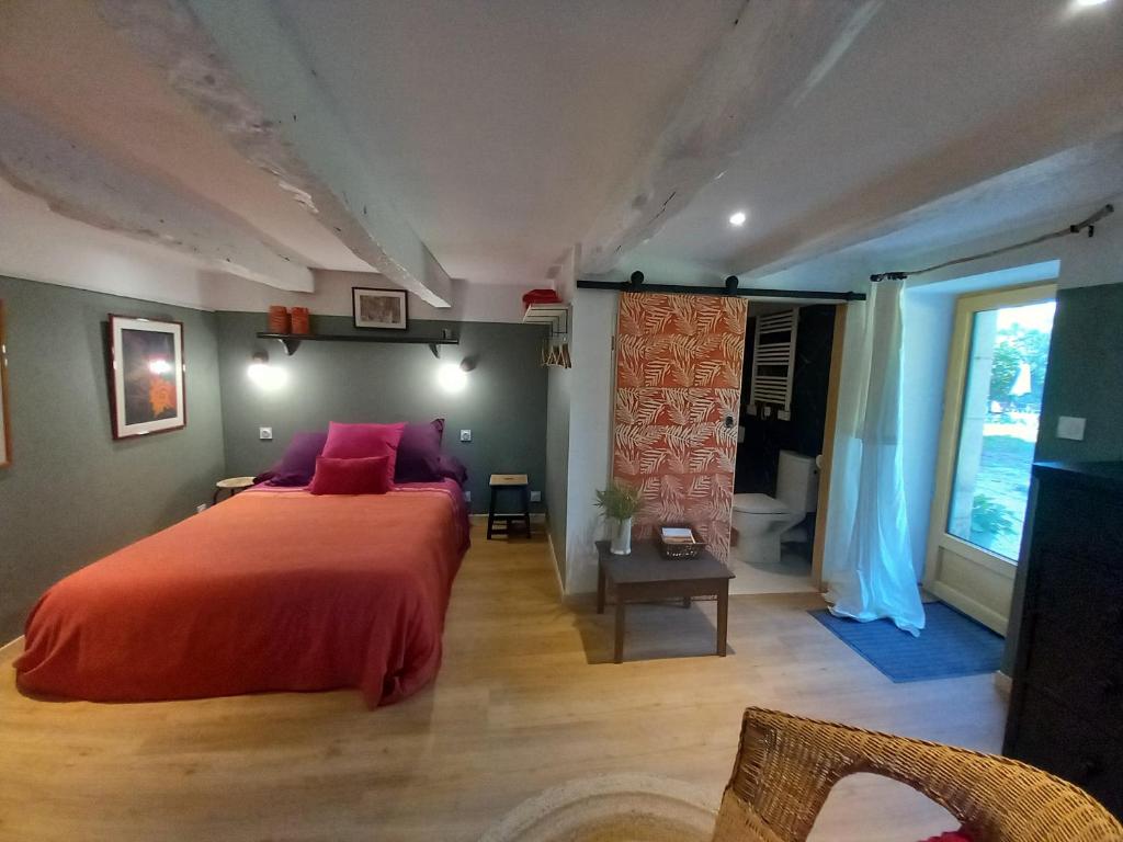 Postel nebo postele na pokoji v ubytování La maison au frêne