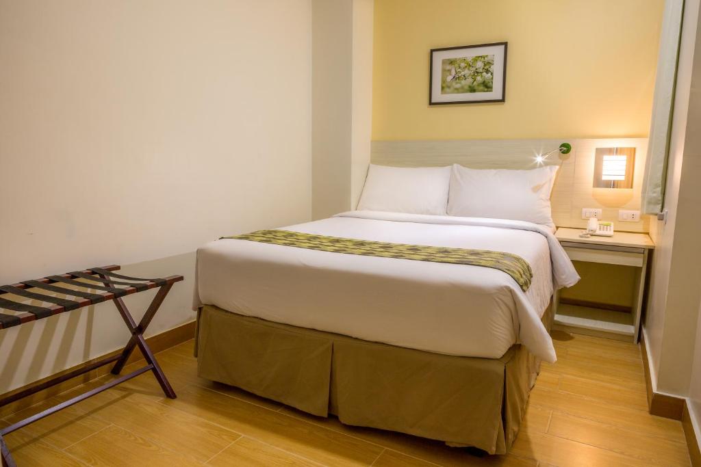Postel nebo postele na pokoji v ubytování Hamersons Hotel Cebu