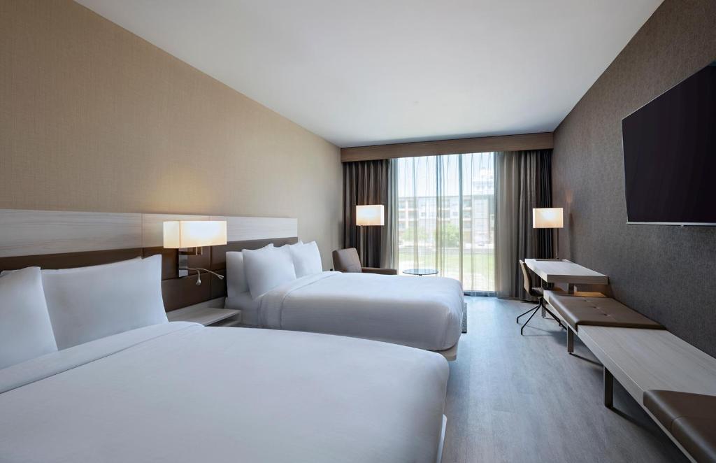Postel nebo postele na pokoji v ubytování AC Hotel by Marriott Waco Downtown