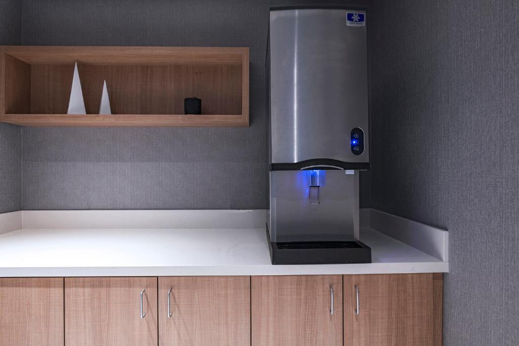 Kuchyň nebo kuchyňský kout v ubytování AC Hotel by Marriott Waco Downtown