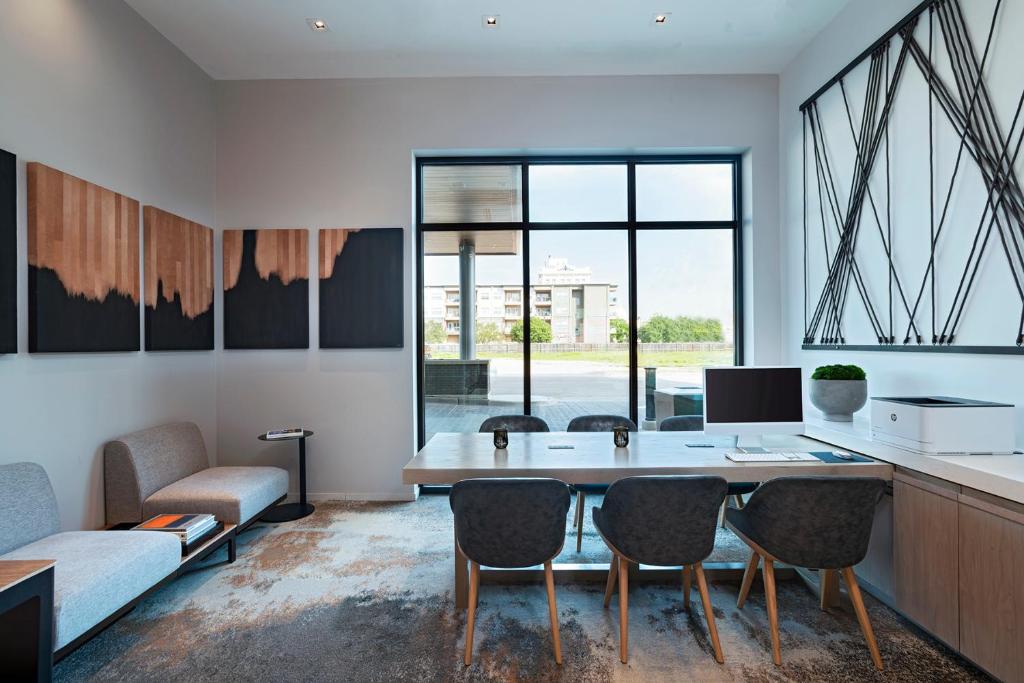 Posezení v ubytování AC Hotel by Marriott Waco Downtown