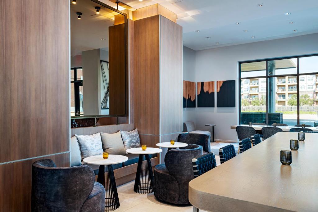 Posezení v ubytování AC Hotel by Marriott Waco Downtown