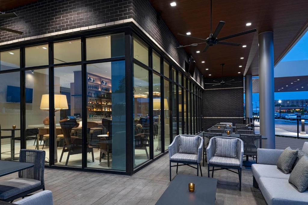 Posezení v ubytování AC Hotel by Marriott Waco Downtown