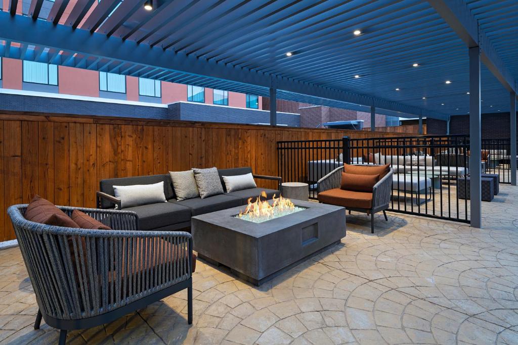 Posezení v ubytování AC Hotel by Marriott Waco Downtown
