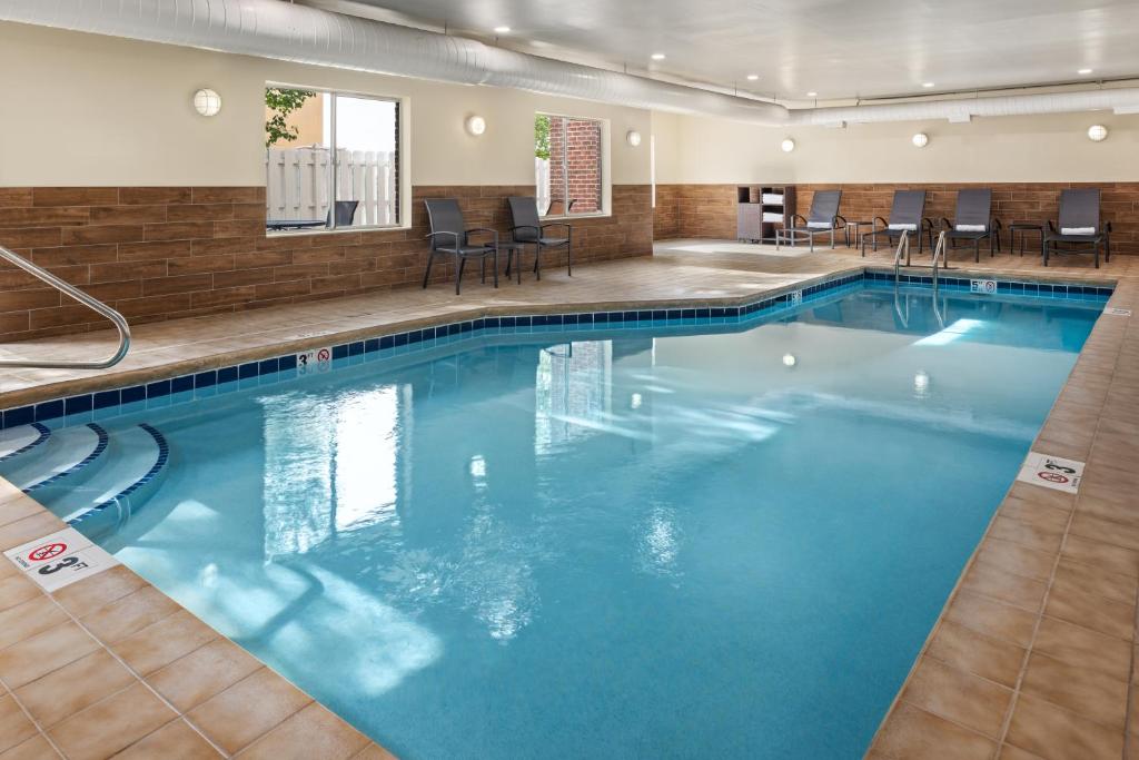 una gran piscina con agua azul en una habitación de hotel en Fairfield Inn & Suites by Marriott Columbus East, en Reynoldsburg