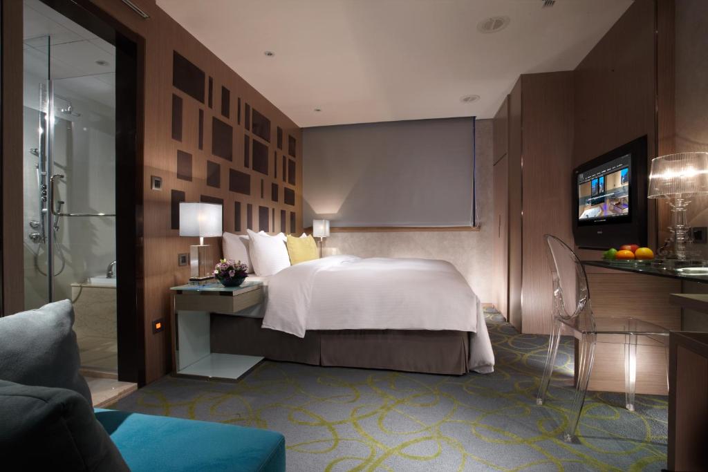 a hotel room with a bed and a bathroom at Beauty Hotels - Beautique Hotel in Taipei
