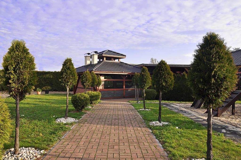 Vonkajšia záhrada v ubytovaní Ahotel