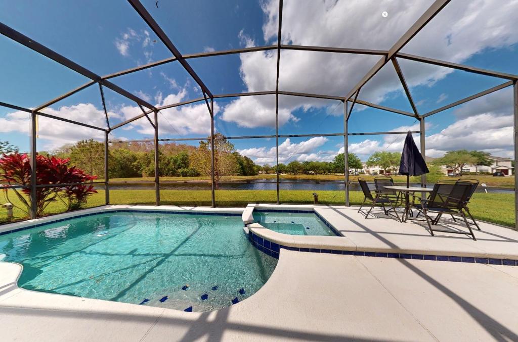 Piscina a Touch of Luxury o a prop