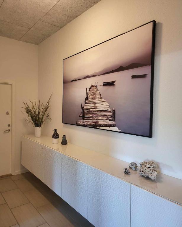 TV a/nebo společenská místnost v ubytování Modern & Homely Apartment - Free Parking