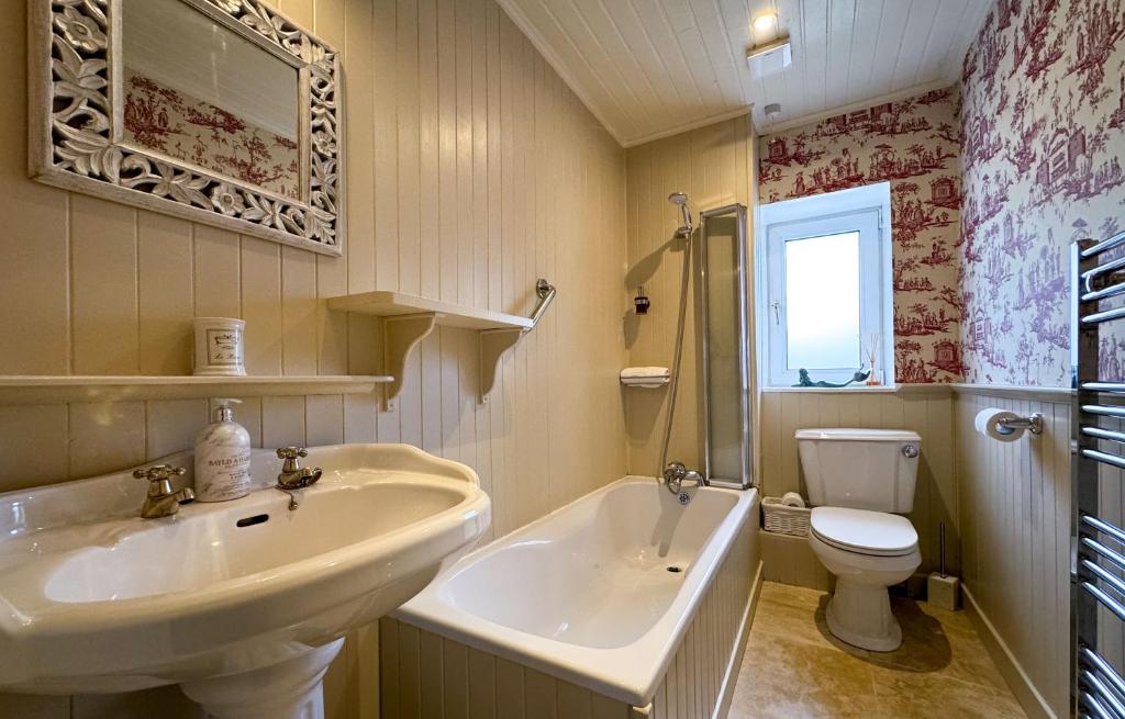 Koupelna v ubytování Stunning country home with Hot Tub and Sauna