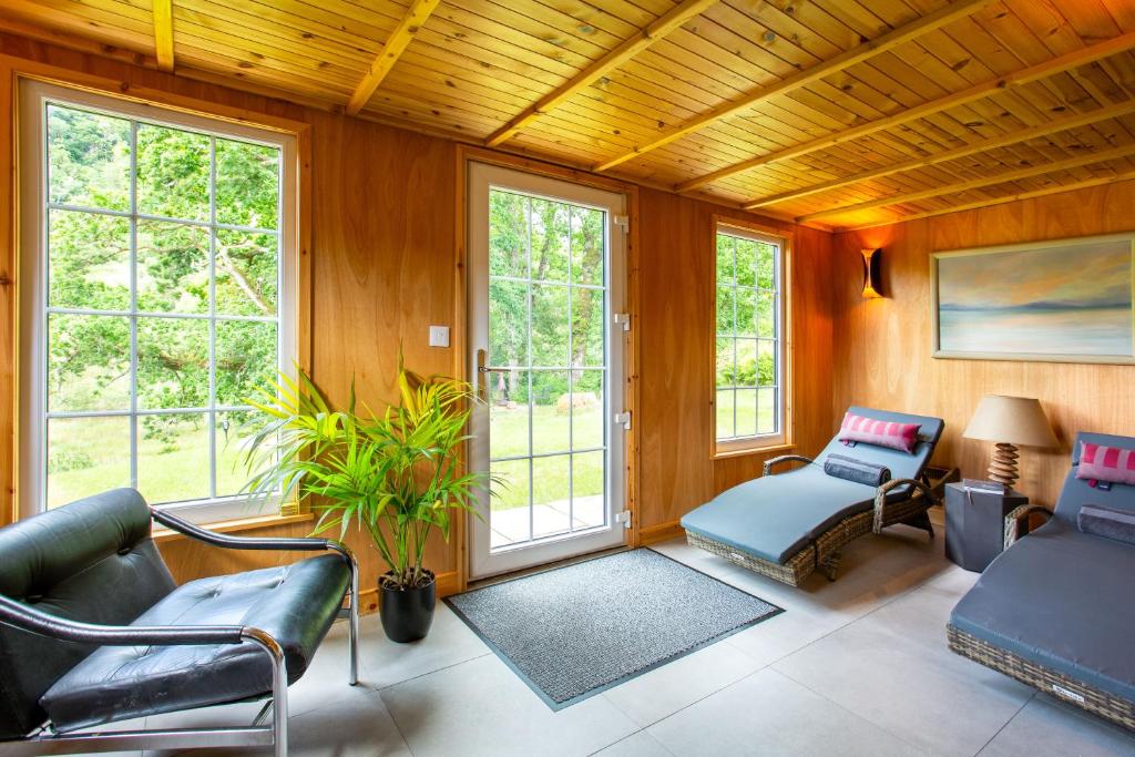 Posezení v ubytování Stunning country home with Hot Tub and Sauna