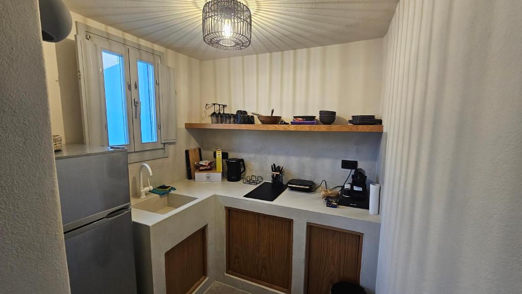 Kuchyň nebo kuchyňský kout v ubytování Petroma Cave Suites