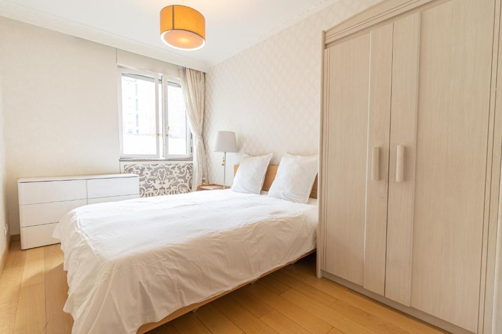 5-bedroom spacious and cosy flat close to the Eiffel Tower