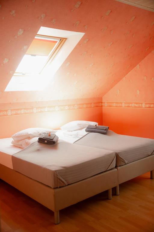 Postel nebo postele na pokoji v ubytování Konrad Family Guesthouse