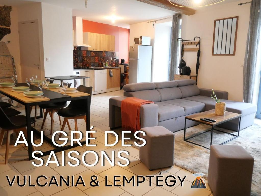un salon avec un canapé et une table dans l'établissement Au Gré des Saisons - Vulcania & Lemptégy, à Pontgibaud