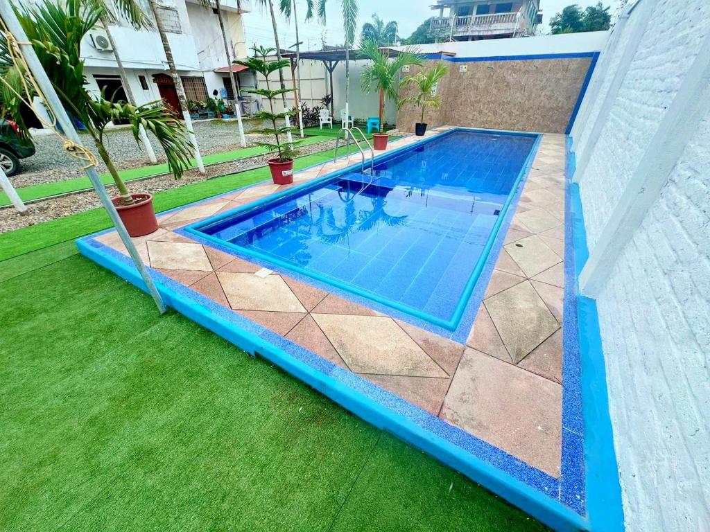 una grande piscina con schermo blu di HOTEL AVICTORIA a Tonsupa