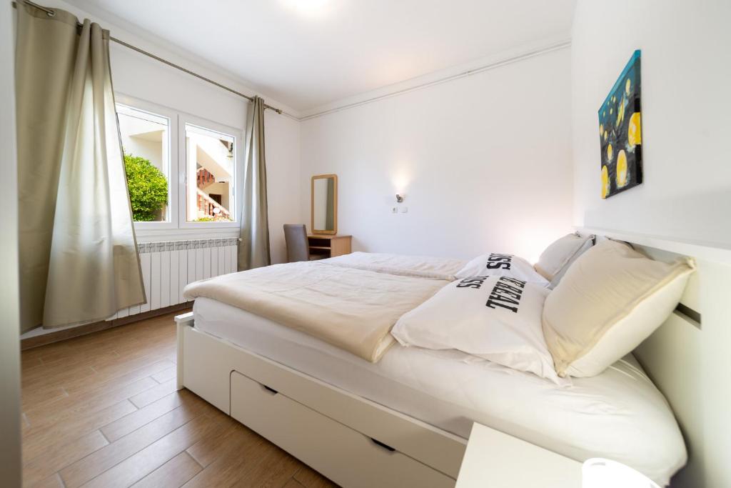 Postel nebo postele na pokoji v ubytování Apartmani Višnja