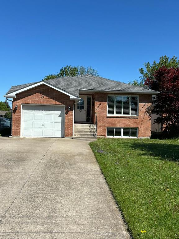 Spacious, bright basement apartment close to lake beach in Niagara, St