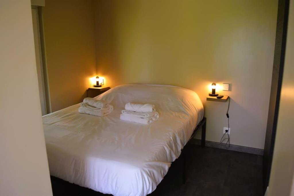 ein Schlafzimmer mit einem Bett mit zwei Handtüchern darauf in der Unterkunft Studio 2 personnes in Saint-Amand-sur-Sèvre