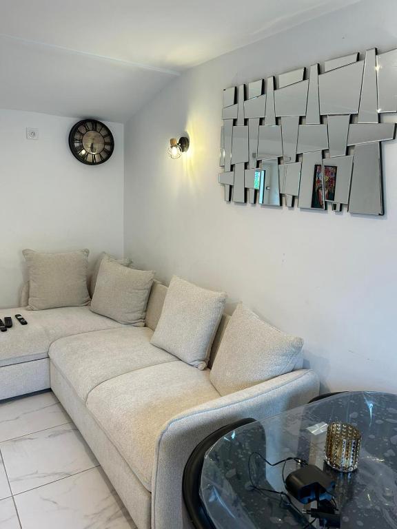 un salon avec un canapé et une table en verre dans l'établissement 146madeleine, à Nice