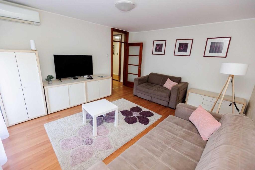 TV a/nebo společenská místnost v ubytování Mirror Apartment