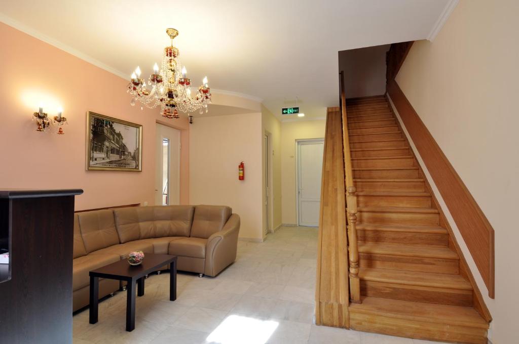 Posezení v ubytování Albert House Hotel and Tours