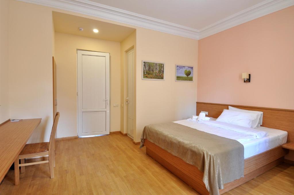 Postel nebo postele na pokoji v ubytování Albert House Hotel and Tours