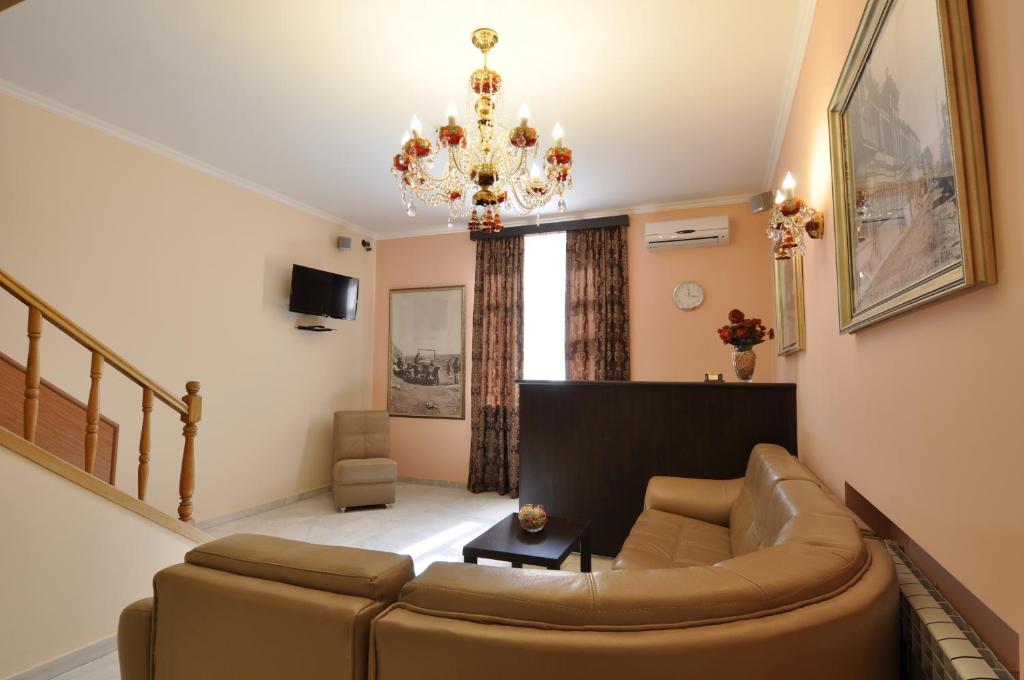 Posezení v ubytování Albert House Hotel and Tours