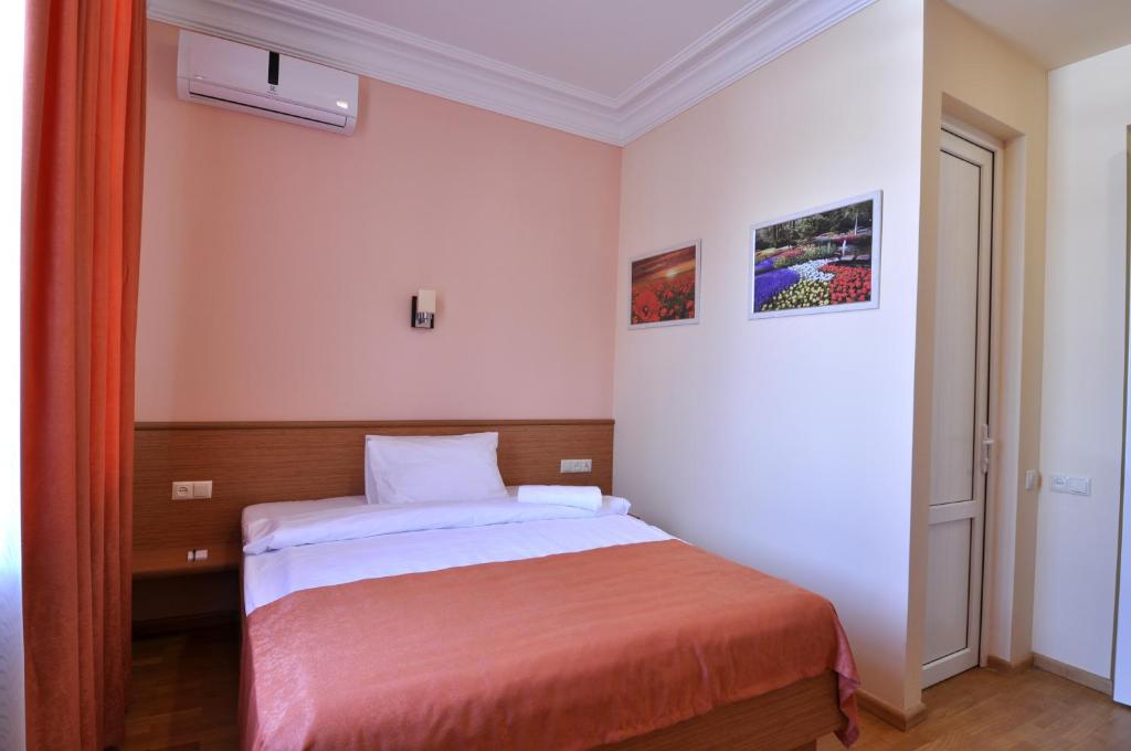 Postel nebo postele na pokoji v ubytování Albert House Hotel and Tours