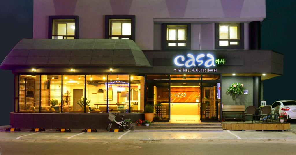 un bâtiment avec un panneau à l'avant dans l'établissement Casa Mini Hotel, à Gyeongju