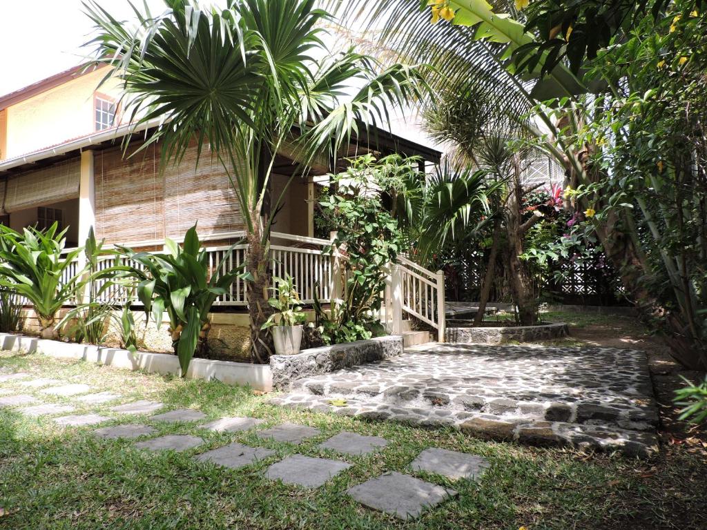 ein Haus mit einem Steinweg vor einem Haus in der Unterkunft Villa Soleil D’été in Blue Bay