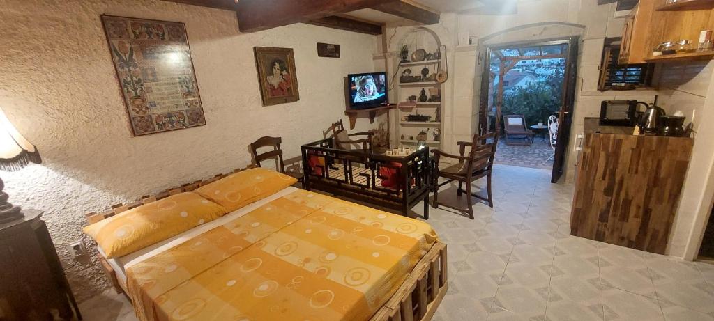 TV a/nebo společenská místnost v ubytování Taverna -Sunce- with jacuzzi