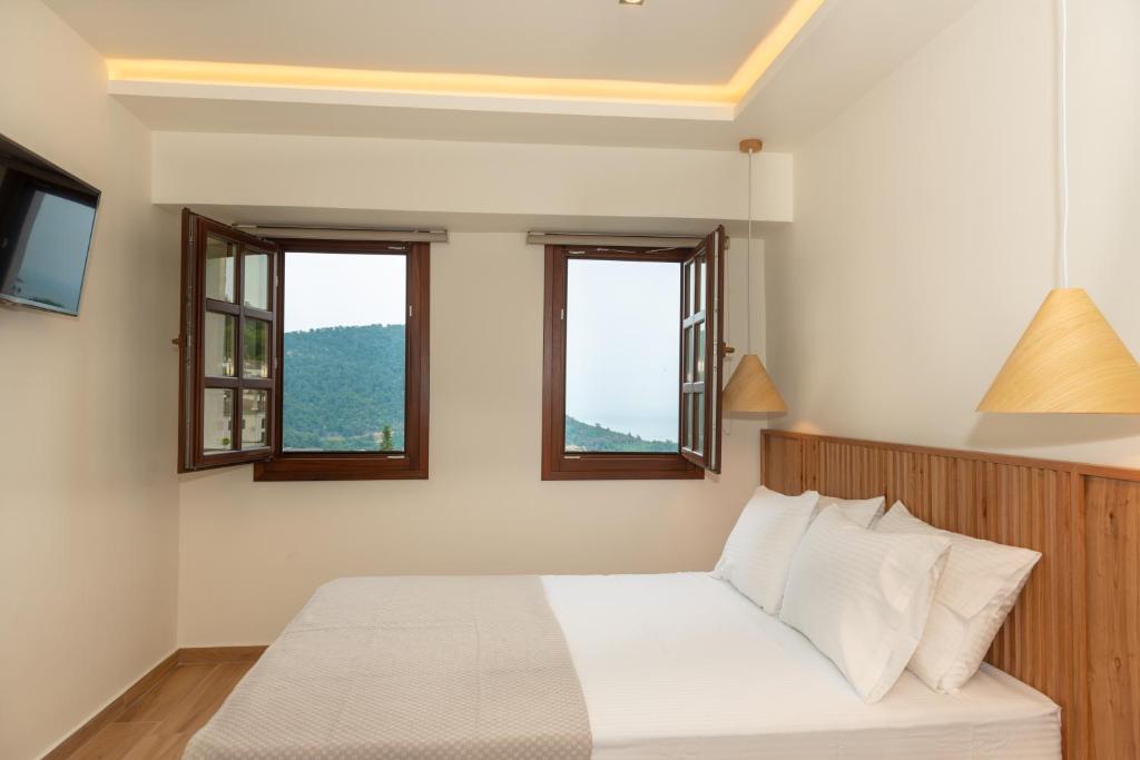 Postel nebo postele na pokoji v ubytování Thassos Inn