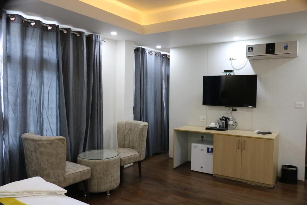 TV a/nebo společenská místnost v ubytování Hotel Mustang Holiday Inn