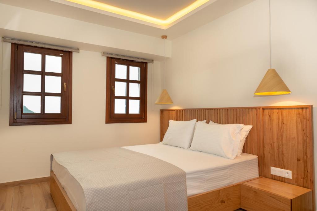 Postel nebo postele na pokoji v ubytování Thassos Inn