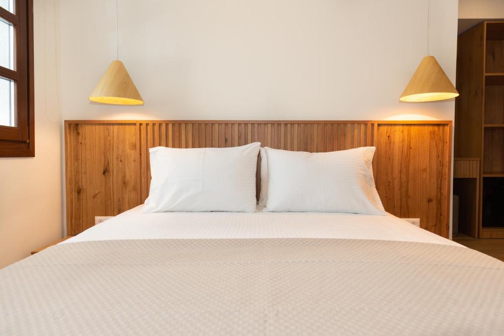 Postel nebo postele na pokoji v ubytování Thassos Inn